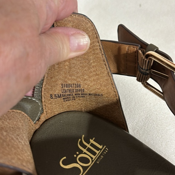 Sandals. Söfft. 8.5m. Green, snake trim. NWOT - Picture 7 of 7